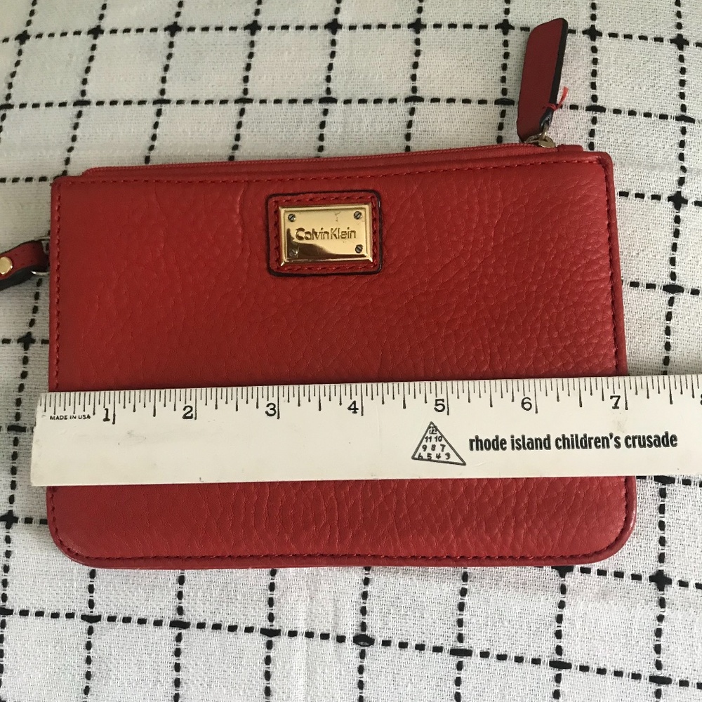 Calvin Klein clutch/wristlet; leather - Picture 7 of 8